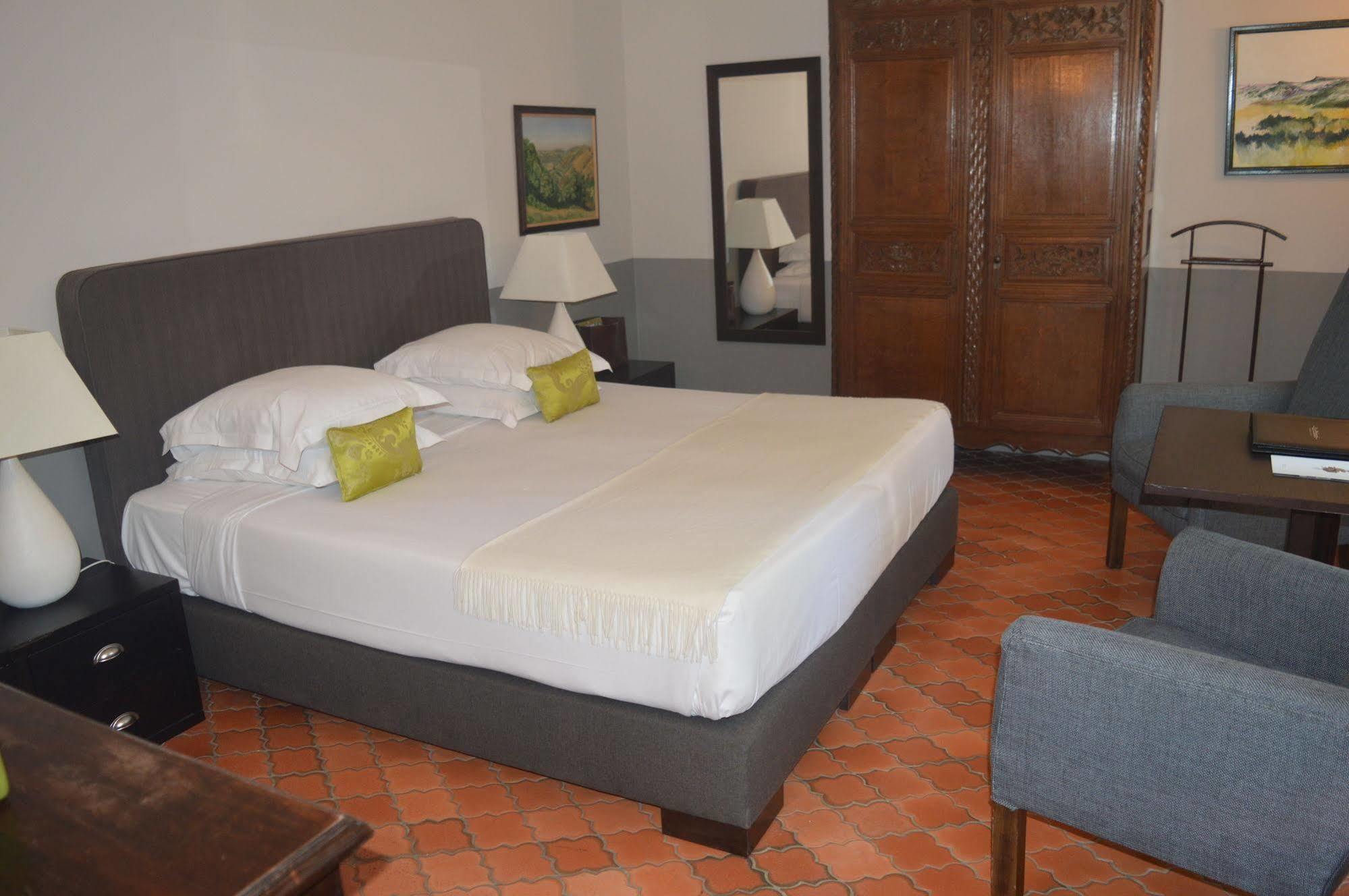 Le Prieure Hotel วิลเนิฟ-เลส์-อาวิญง ภายนอก รูปภาพ